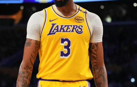 开云-詹姆斯巅峰对决，浓眉哥与30激战法国队分钟，逆转胜负难料！的简单介绍