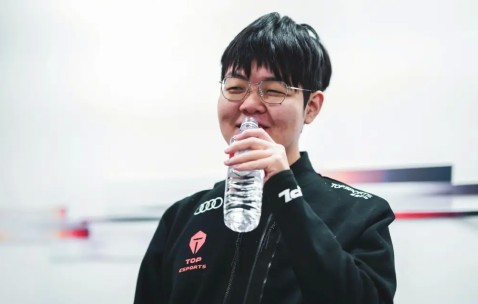 开云体育-JackeyLove爆冷击败拜仁，连败引爆全场！的简单介绍